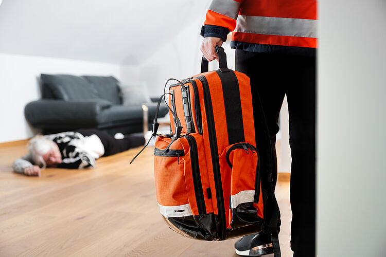 Ein Mitarbeiter des BRK im Einsatz bei einem Hausnotruf-Notfall.